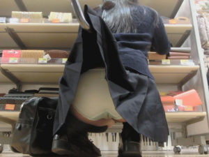 マンスジくっきり！黒髪ロリJKのスカートめくりしちゃいました！